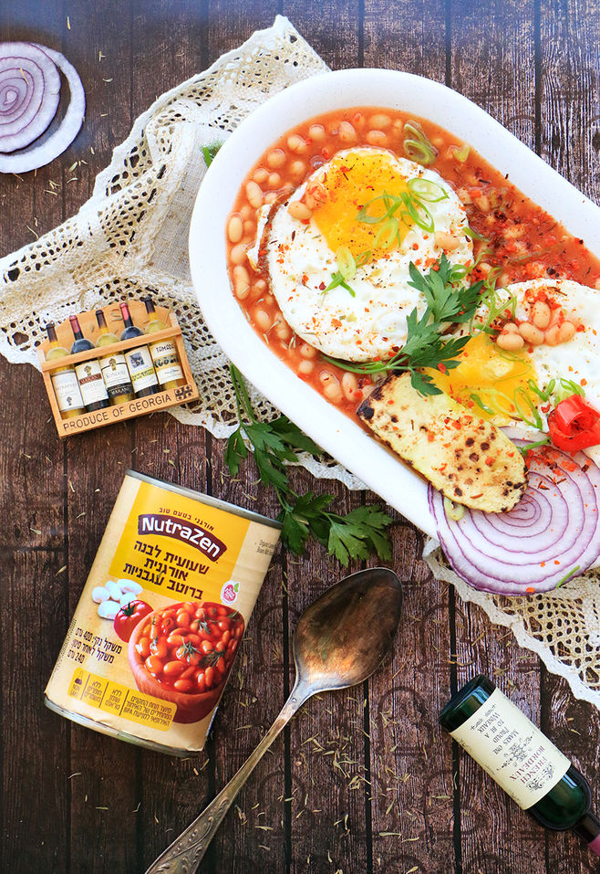 ארוחת בוקר אנגלית - שעועית לבנה ברוטב עגבניות עם ביצת עין