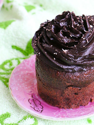 מאפינס פרג שוקולד מקמח כוסמין מלא עם קרם שוקו אבוקדו