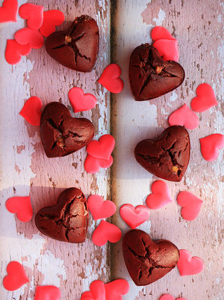 מאפינס Red Velvet מקמח כוסמין לבן לכבוד הוולנטיינס