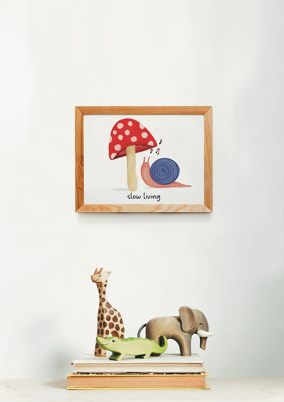 Küçük resim: Mantar salyangoz illüstrasyonlu Slow Living Poster, yavaş yaşam felsefesini özgün tasarımıyla duvar dekorasyonuna taşır.