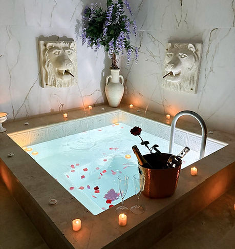 love-room-jacuzzi-avec-champagne.jpg
