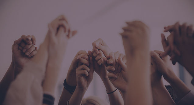 Manos alzadas juntas