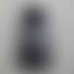 Honor Magic V5 liegt auf dem Display, Rückseite ist sichbar