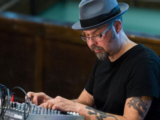 Mika Vainio: El sonido que habita en el vacío en Luz para Mundos Remotos