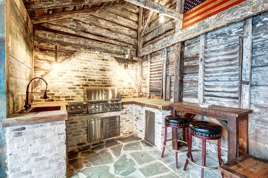 Outdoor Kitchen & Courtyard