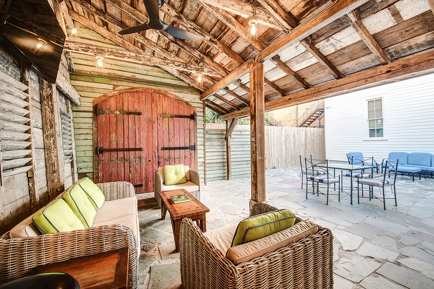Outdoor Kitchen & Courtyard