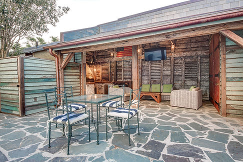 Outdoor Kitchen & Courtyard