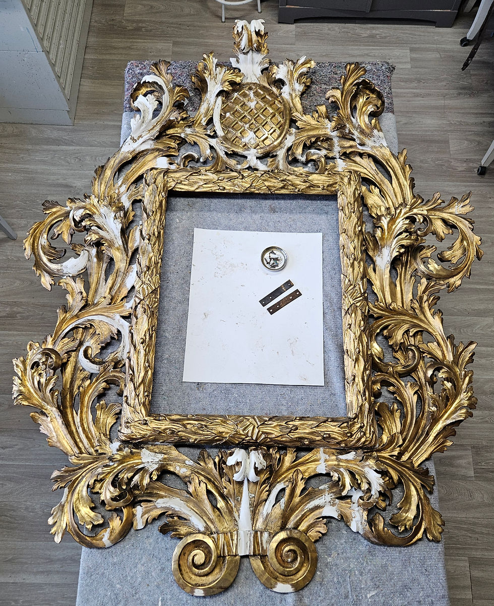 Anschließend wurden Übergänge geschaffen und fehlende Teile nachmodelliert hierfür wurde Kreidegrund und Vergoldermasse benutzt.