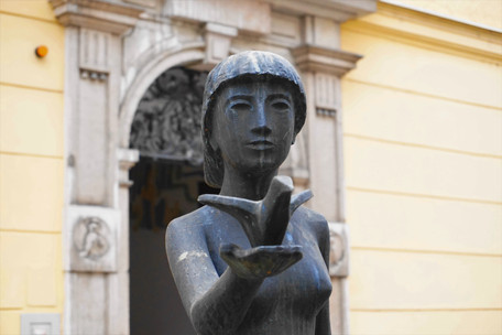 Hilde Heger, Mädchen mit Taube