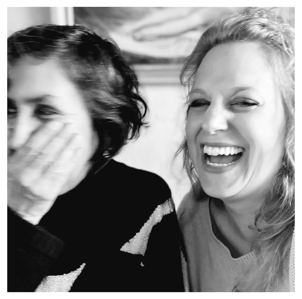 Die Autorinnen Maria Hächler und Andrea Karimé lachend.