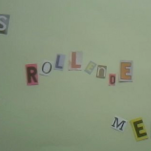 Bunte ausgeschnittene Buchstaben auf blassgrüner Wand,  zu das ROLLENDE MEER angeordnet.