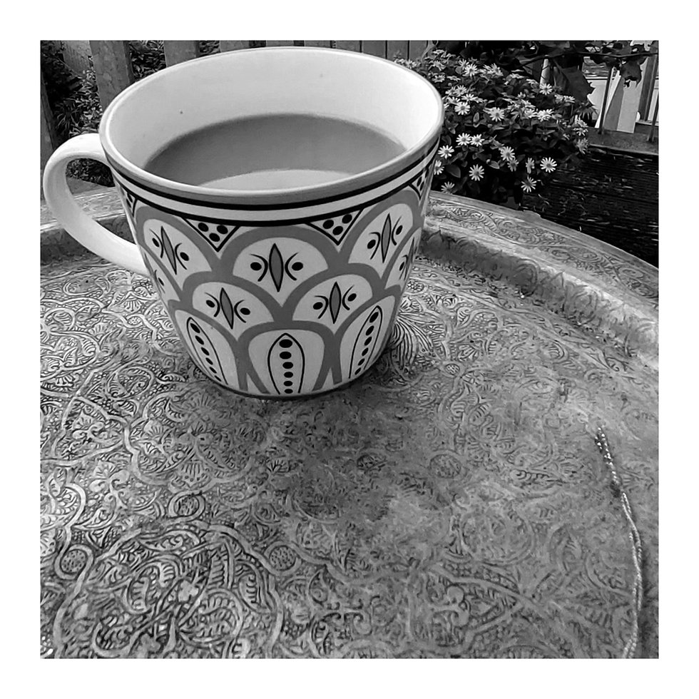 Kaffeetasse auf dem Balkon