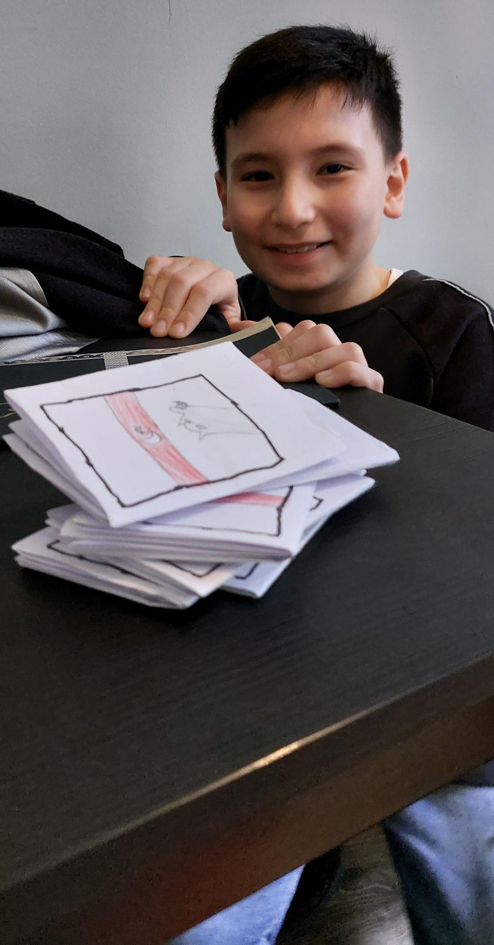 Ein Junge mit selbstgebastelten Zines