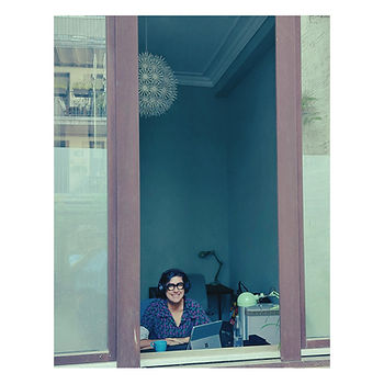 Andrea Karimé sitzt am Fenster des Schreibraum Köln.