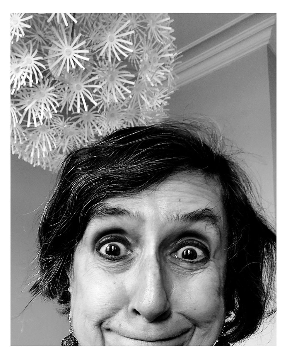 Selfie Andrea Karimé vor Papierlampe