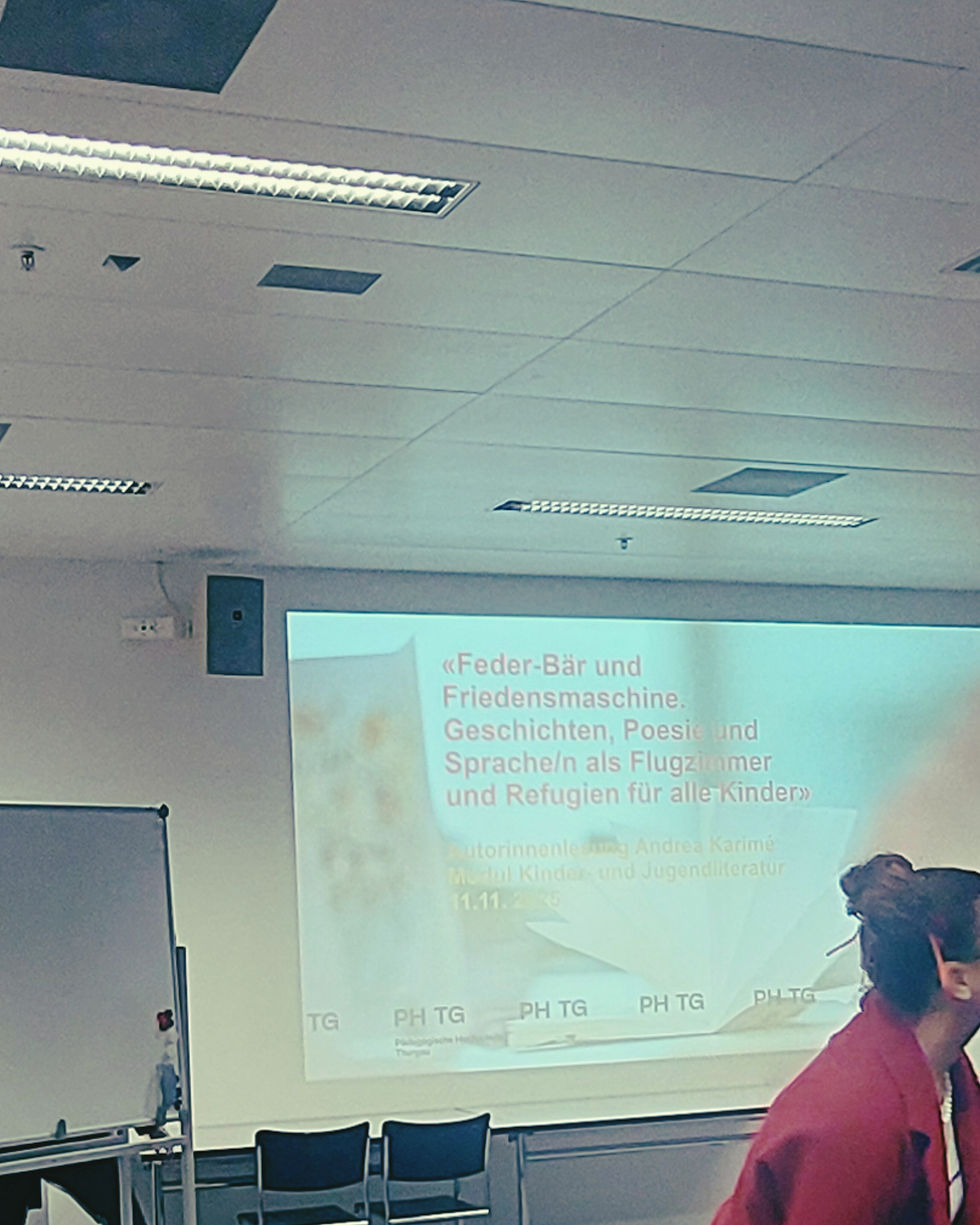 Hörsaal. Im Hintergrund Beamer-Projektion.