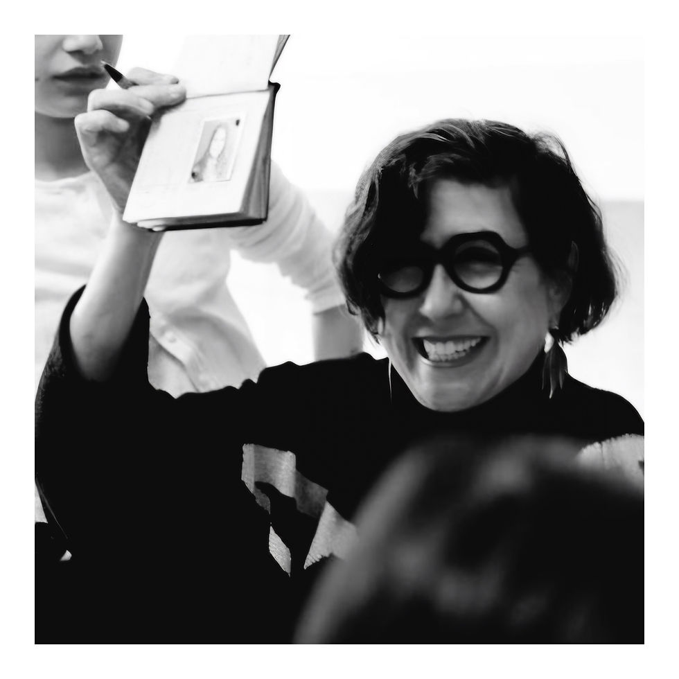 Andrea hält eine Requisite hoch