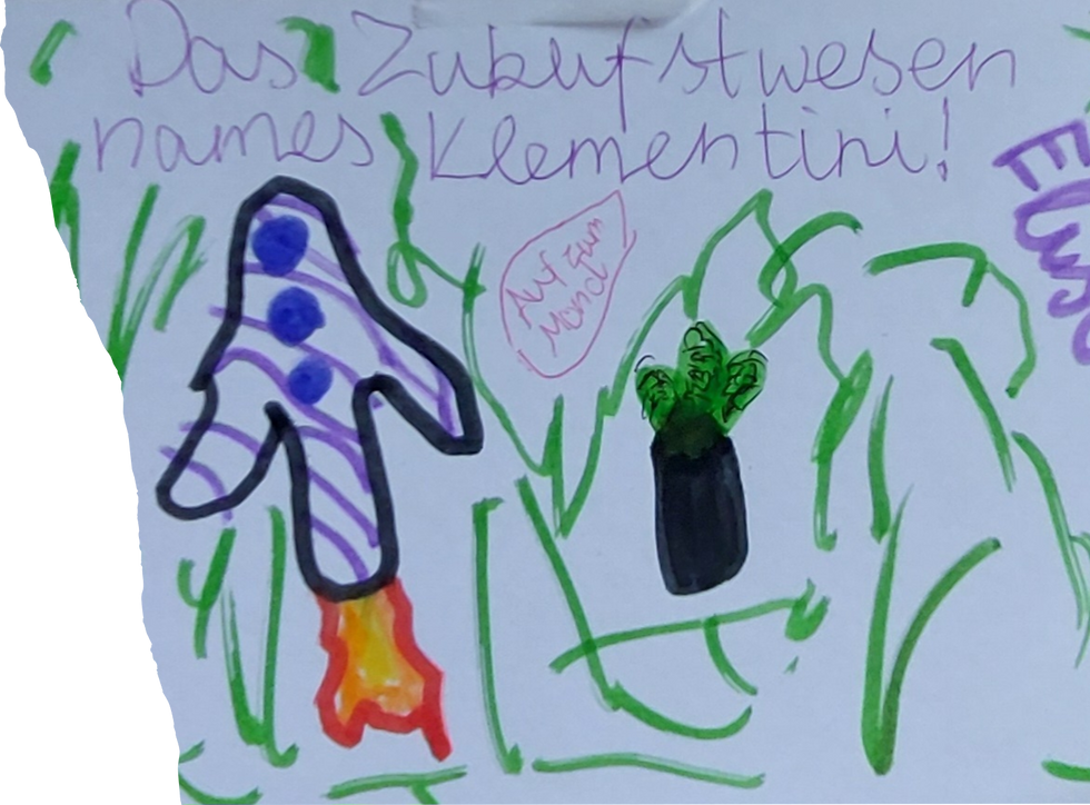 Kinderzeichnung mit Rakete, Pflanze und grünem Gras-Gekritzel; oben steht Das Zukunftstwesen namens Klementini!