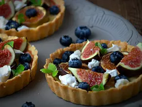 Ziegenkäse-Tartelettes mit Feigen und Heidelbeeren