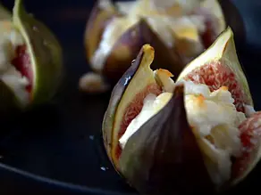 Gegrillte Feigen mit Ziegenkäse und Honig