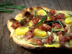 Pizza Salsiccia mit Kartoffeln und Rosmarin