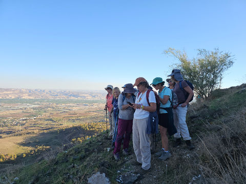 נשים מטיילות צופות לנוף
