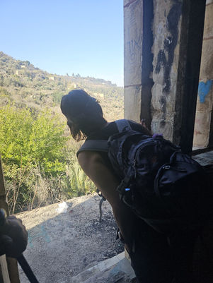 מטיילת בבית נטוש