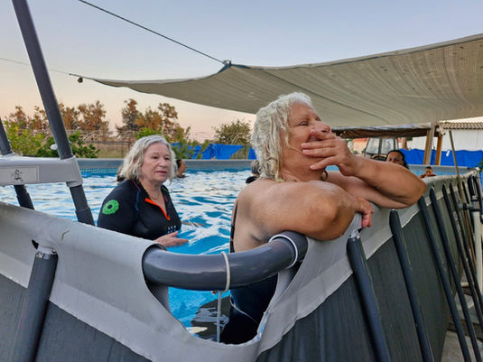 נשים רוחצות בריכה פרטית