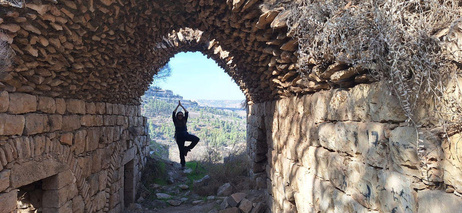 מטיילת בתרגיל יוגה בבית נטוש