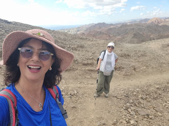 2 מטיילות בהרי אילת מחייכות למצלמה