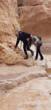 מטיילות מפסות בנחל צאלים
