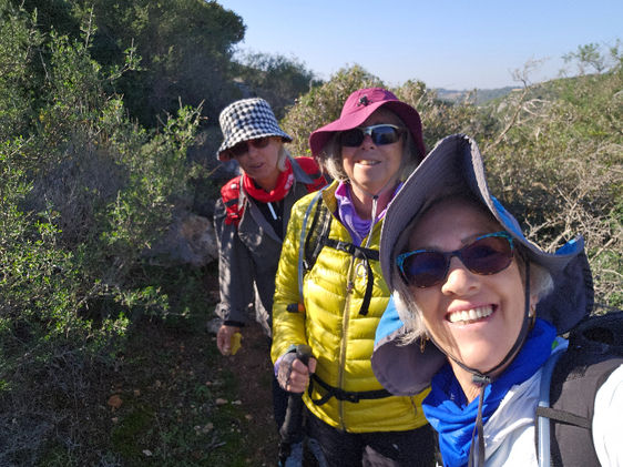 נשים מטיילות בנחל יצהר