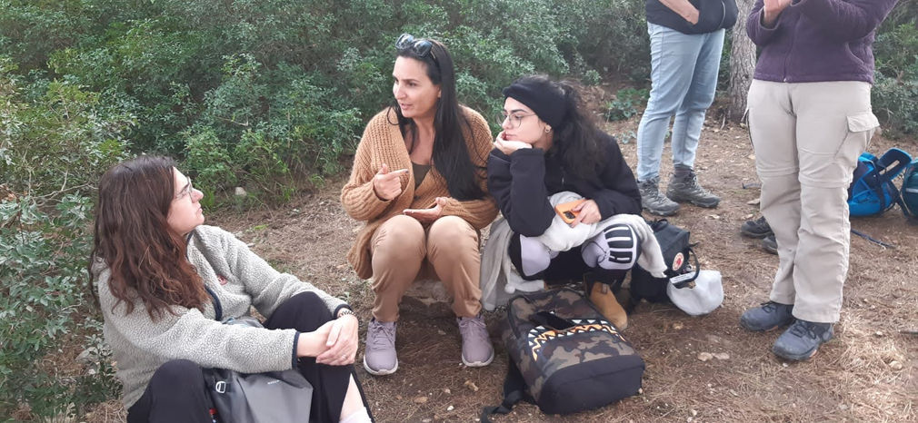 נשים בהפסקת קפה בטיול