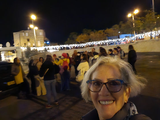 מטיילים ומטיילות בעיר התחתית בחיפה