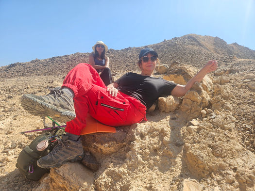 מטיילת עם מכנסיים אדומים בהרי אילת