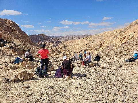 נשים נחות בשביל בהרי אילת