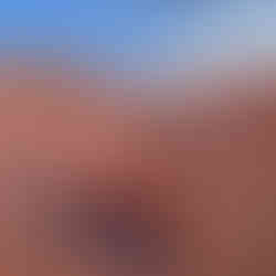 נשים מטיילות בפארק תמנע יושבות על הסלעים האדומים