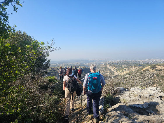 נשים מטיילות בנחל יצהר