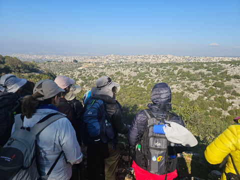 נשים בתצפית בנחל יצהר בגליל