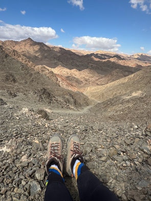 נעליים וגרביים של מועדון נשים מיילות יחד על רקע הרי אילת