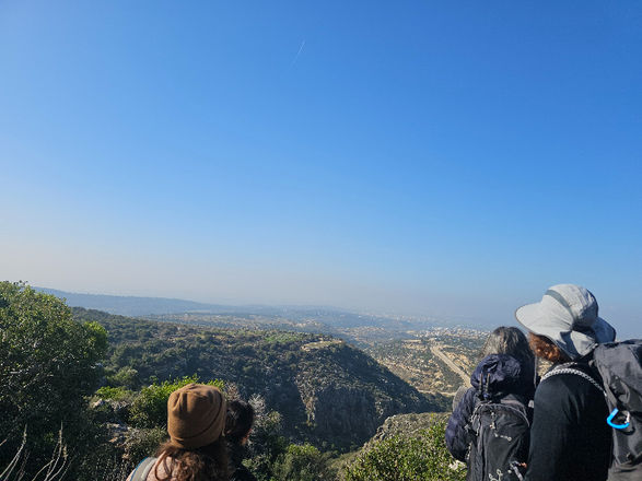 מטיילות בתצפית על הרי הגליל