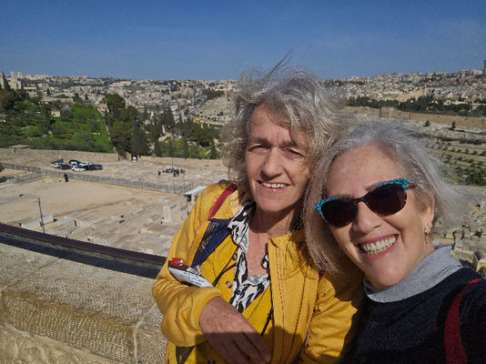 מטיילות מחייכות למצלמה בטיול אורבני בירושלים בתצפית על הר הזיתים