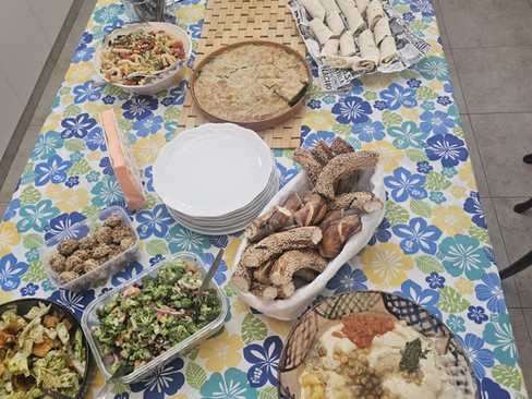 שולחן עם אוכל ומפה פרחונית