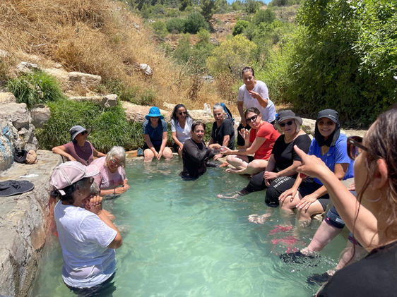 נשים רוחצות במעיין בירושלים