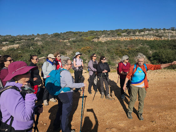 נשים מטיילות בהר גמל