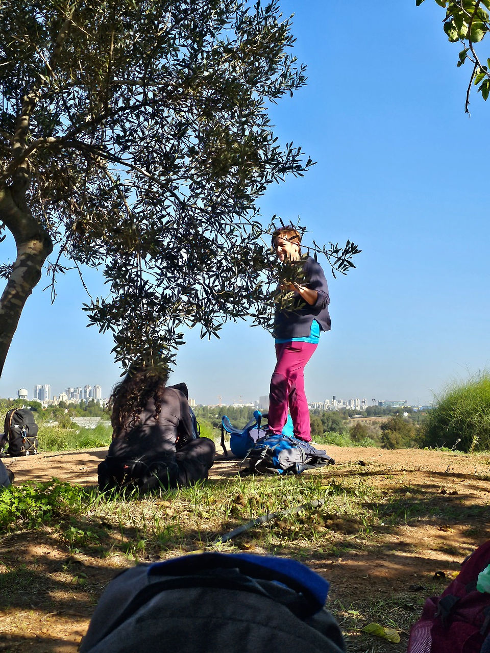 מדריכת טיולים בטיול נשים