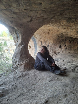 מטיילת במערה בנחל חלילים