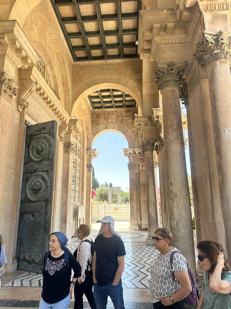 עמודים מעוטרים בכנסייה בירושלים