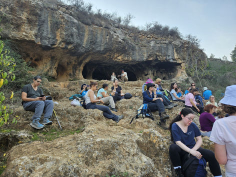 מטיילות יושבות ליד המערות בנחל חלילים