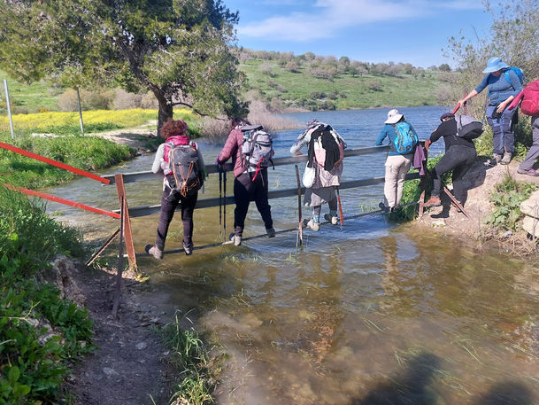 נשים חוצות את נחל רז על הגדר